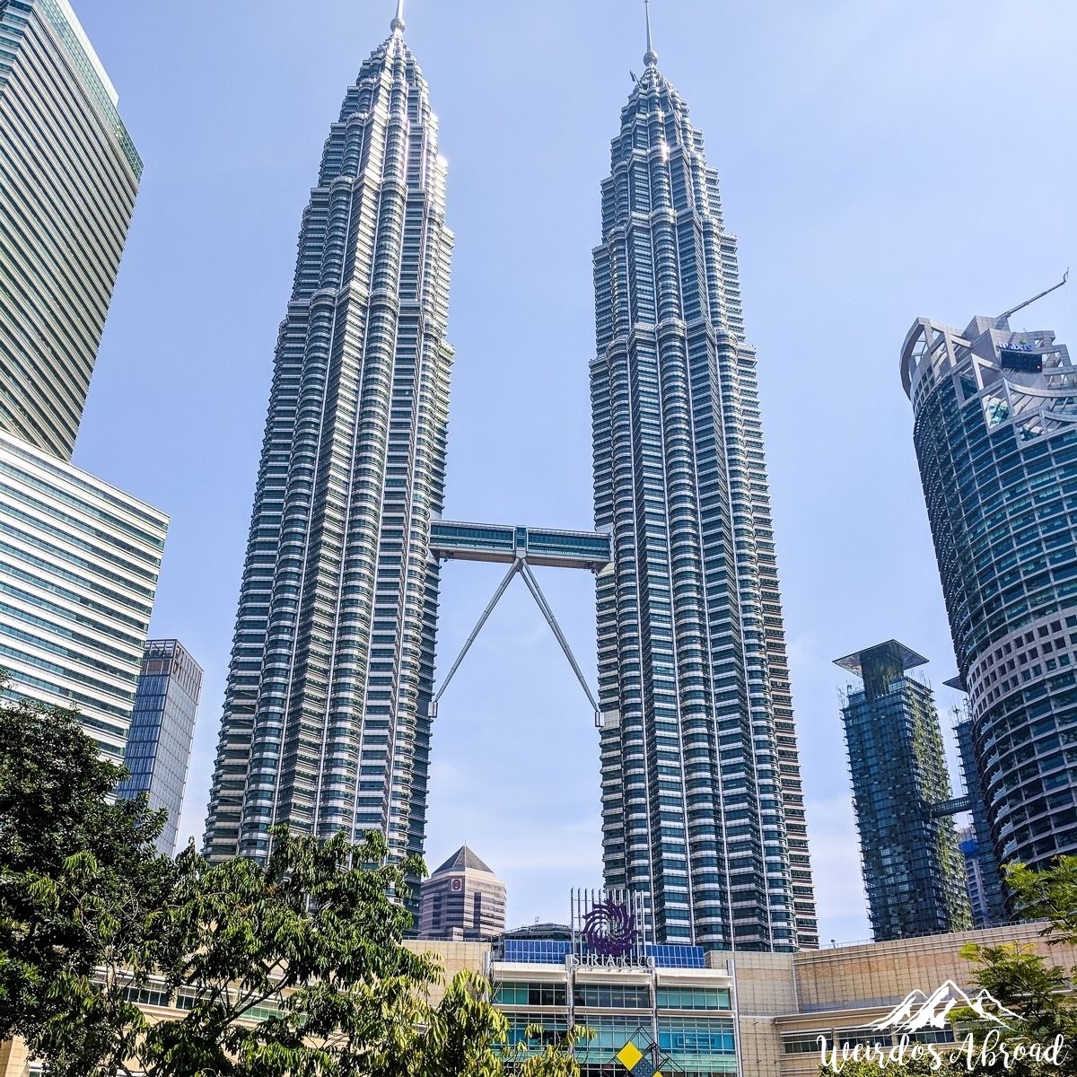 Kuala lumpur tower. Петронас Куала Лумпур. Знаменитые башни Куала Лумпур. Куала-Лумпур башни Близнецы. Цезарь Пелли башни Петронас.