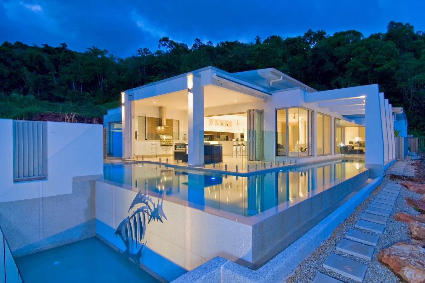 Архитектурные дома с бассейном