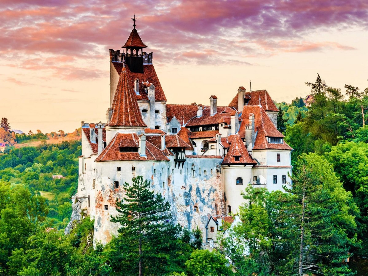 15 Castles around the World that are considered Haunted - RTF ...