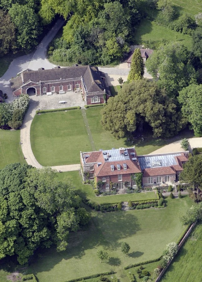 Wiltshire Mansion, Salisbury, England_©https://www.thesun.co.uk/tvandshowbiz/12091102/guy-ritchie-holiday-camp-rich-famous/ .