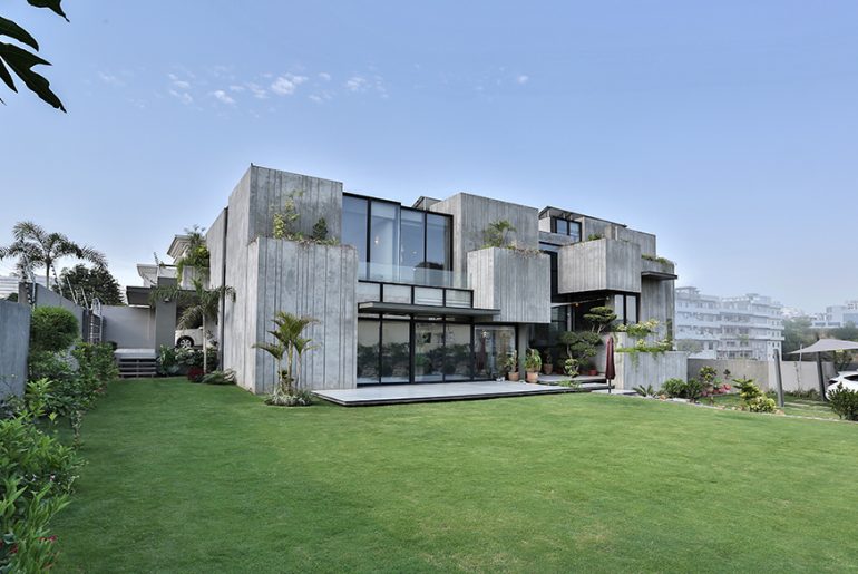 Modern House with Stucco and Wood by lab-R - RTF | Rethinking The Future