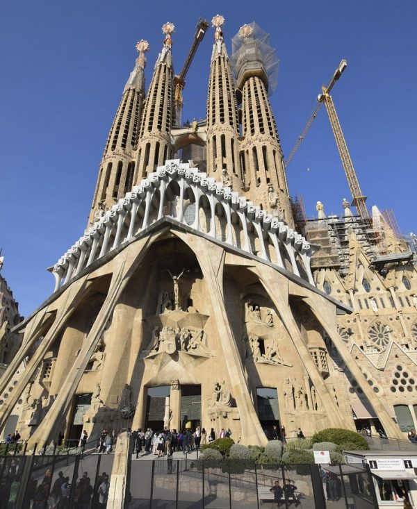 Development of Antoni Gaudí’s Sagrada Familia in Barcelona - RTF